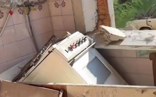 Військові армії РФ мародерять зруйновану оселю в окупованому Бахмуті: "#бать! Них#йовая хата била!". ВIДЕО