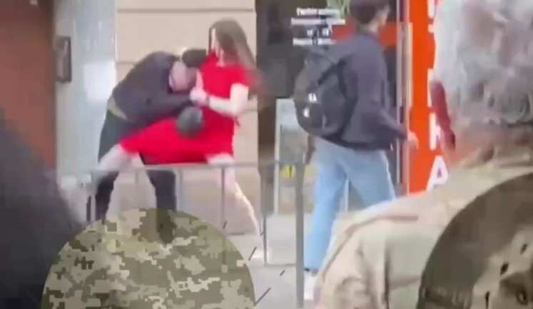 Дівчина у червоній сукні побила чоловіка у середмісті Львова. ВIДЕО