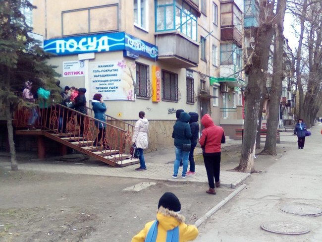 У агітнаметах Порошенка в Дніпропетровській області роздавали продукти 04
