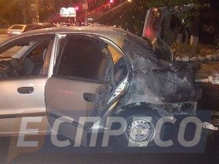 На Печерську в Києві вночі двічі підпалювали автомобілі 15