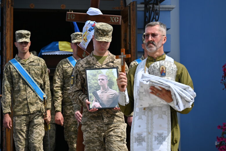 Із захисником України 21-річним Владиславом Онищенком попрощалися в Києві 10