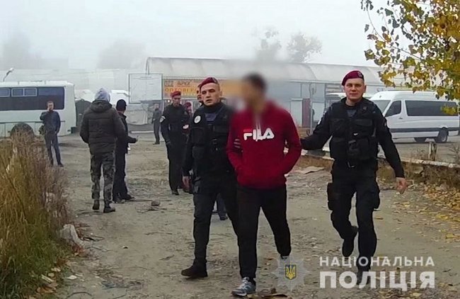 Поліція затримала на київському ринку 17 іноземців-нелегалів 01