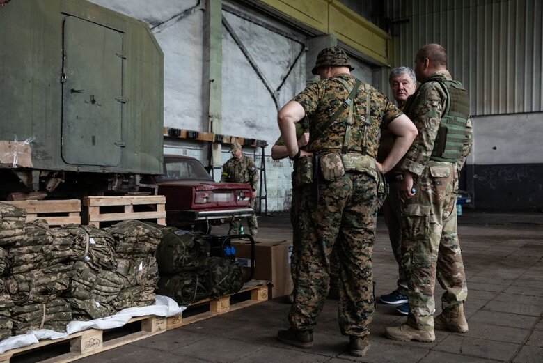 Порошенко в разрушенном храме обратился к Кириллу Гундяеву: Вы преступники и будете отвечать перед людьми и Богом 05