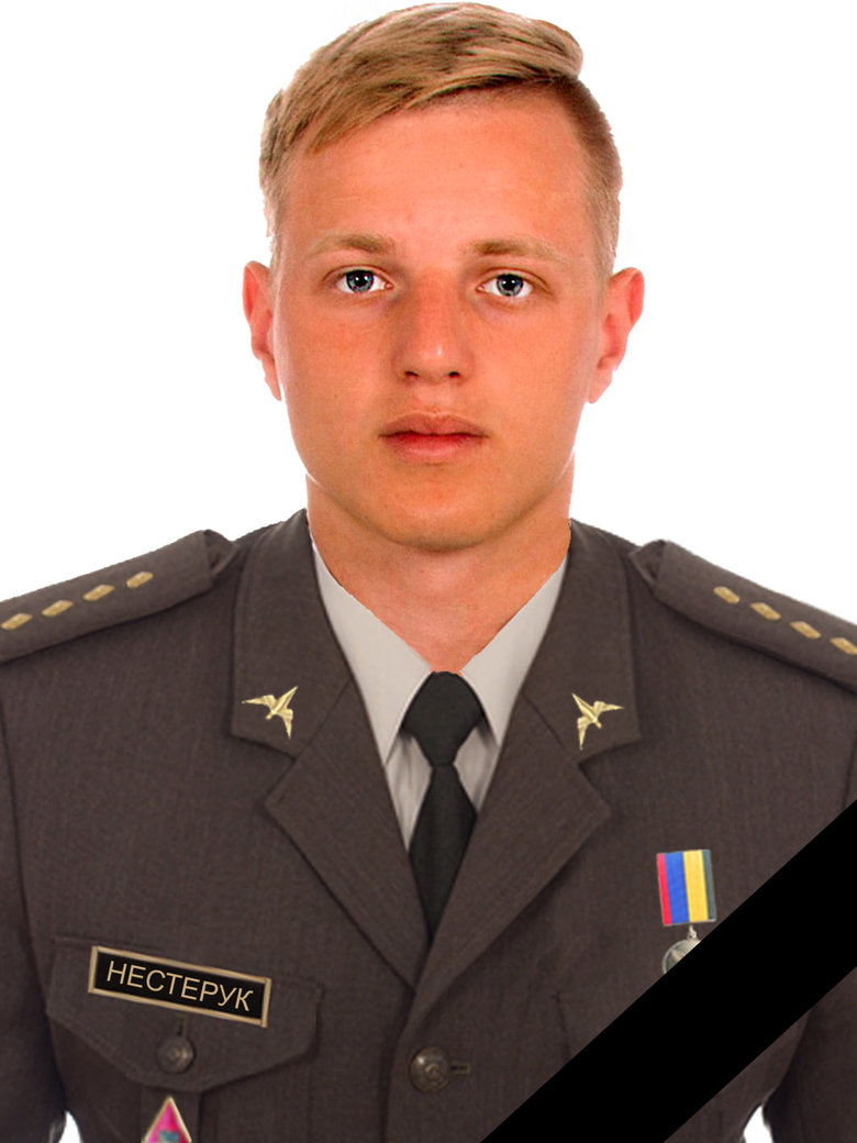 У Бродах на Львівщині попрощалися із трьома авіаторами 16-ї бригади, які в перші дні війни загинули на Київщині 02