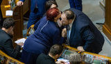 Вітальний поцілунок Стефанчука і Третьякової, замислена Тимошенко і розпростерті обійми Федини для В