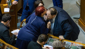 Вітальний поцілунок Стефанчука і Третьякової, замислена Тимошенко і розпростерті обійми Федини для В'ятровича, - робота ВР 3 грудня. ФОТОрепортаж