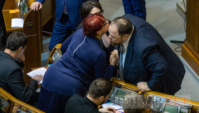 Вітальний поцілунок Стефанчука і Третьякової, замислена Тимошенко і розпростерті обійми Федини для Вятровича, - робота ВР 3 грудня 07
