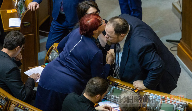 Вітальний поцілунок Стефанчука і Третьякової, замислена Тимошенко і розпростерті обійми Федини для В'ятровича, - робота ВР 3 грудня. ФОТОрепортаж