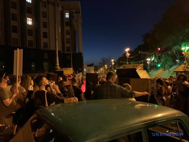 Протестуючі проти закриття дискотек влаштували танці під Кабміном 04