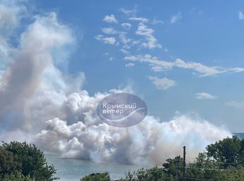 Рух Кримським мостом знову перекривали, повідомляли про 8 нових вибухів у районі Керчі (оновлено) 03