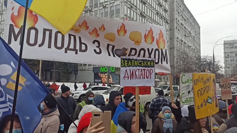 Беги, Вова, беги: Под судом, рассматривающим апелляции относительно меры пресечения для Порошенко, собрались митингующие 41