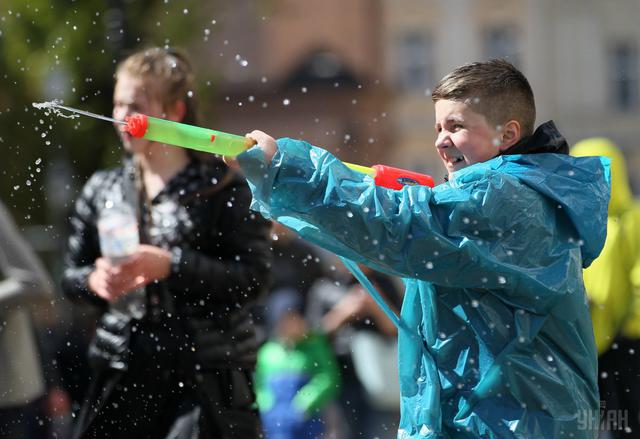 Wet Monday in Lviv: water battles on Ploshcha Rynok 03