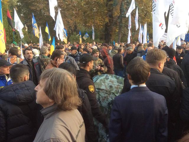 Мітингувальники почали встановлювати намети під Радою 11 Мітингувальники почали встановлювати намети під Радою 11