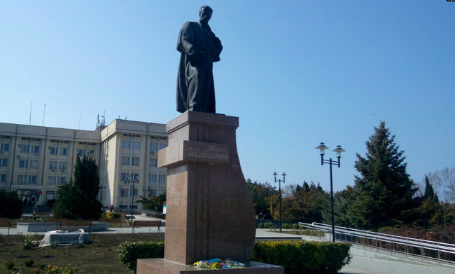 Синьо-жовті букети принесли до памятника Шевченку в окупованому Севастополі 03