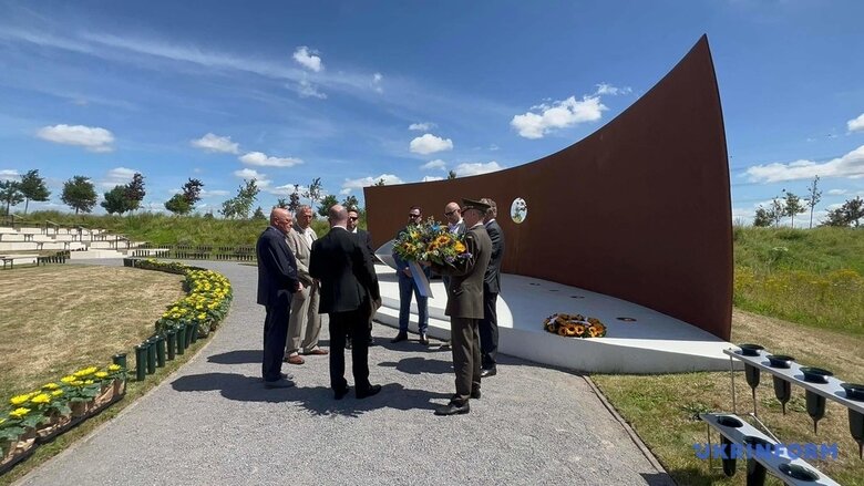 В Нидерландах почтили память погибших в катастрофе МН17: имена жертв зачитали их родственники 05