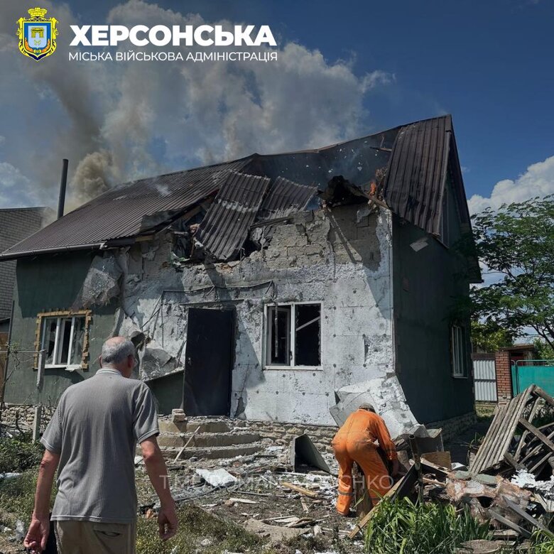Російські загарбники обстріляли селище на Херсонщині