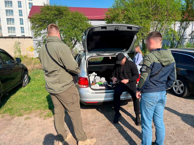 Law enforcement officer exposed for smuggling conscripts