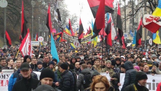 Наш ворог - олігархат! Наш ворог - Порошенко! Прихильники Саакашвілі провели марш у Києві з закликом імпічмента президента (оновлено) 27