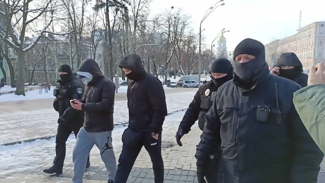 Чемодан, вокзал, Камбоджа: в Киеве попытались провести акцию в память о жертвах леворадикального насилия 06