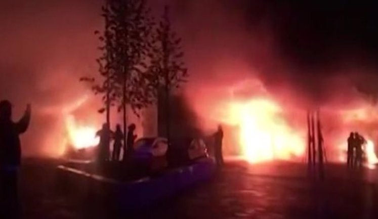 Поліція затримала групу зловмисників, яка підпалила шість автомобілів у дворі престижного ЖК у Крюківщині на Київщині. ВIДЕО