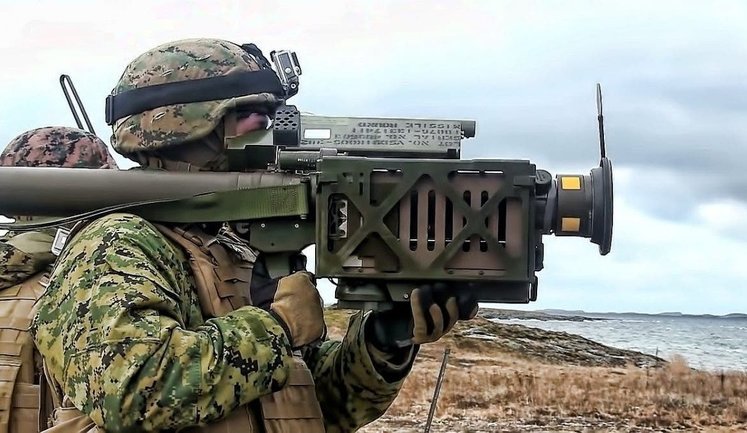 В Новой Каховке украинские воины уничтожили вертолет оккупантов с помощью ПЗРК Stinger. ВИДЕО