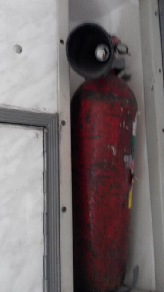 Грязь, ржавчина, клей на окнах: новый сезонный поезд Одесса-Ковель возмутил соцсети 11