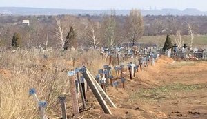 На окраине Енакиева появилось поле захоронений "без вести пропавших" российских боевиков. ФОТО
