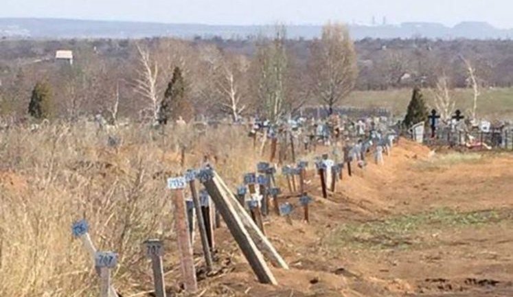 На окраине Енакиева появилось поле захоронений "без вести пропавших" российских боевиков. ФОТО