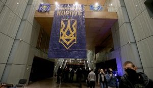 Націоналісти взяли під контроль "вертолітний майданчик Януковича" і "чекають на державних виконавців". ФОТОрепортаж