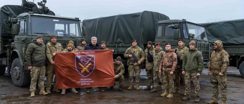 Десантники на фронті отримали шість вантажівок DAF та лазне-пральні комплекси 01