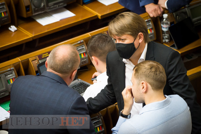 Черга до Шмигаля, Тищенко хвалиться відео зі своїм танцем, страшні ялинки Шахова та Ківа в обіймах Суркіса, - робота Ради 16 липня 07
