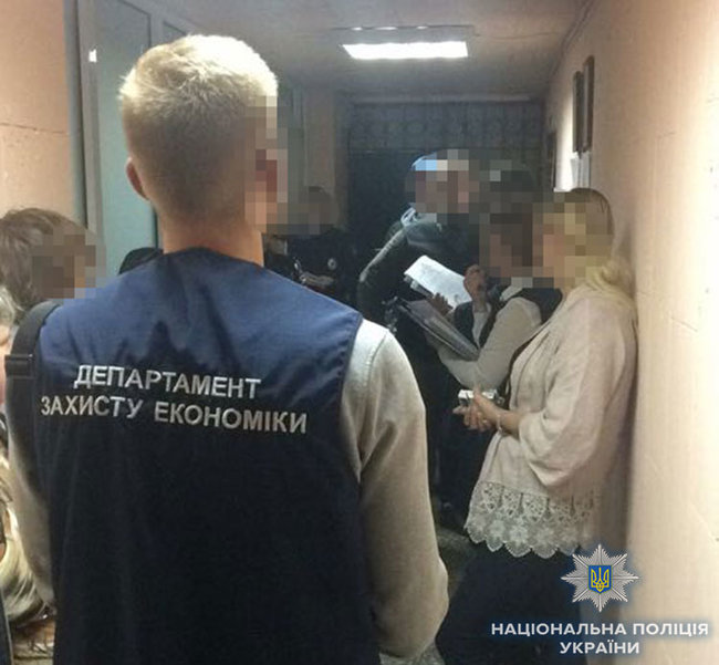 Керівника відділу Держпродспоживслужби на Київщині затримано за систематичні хабарі під час видачі санітарних паспортів, - Нацполіція 02
