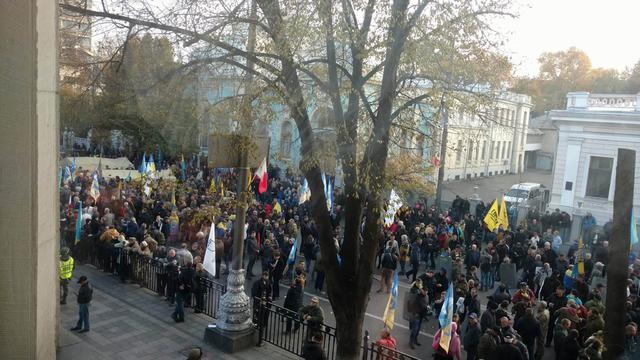 Мітингувальники почали встановлювати намети під Радою 15 Мітингувальники почали встановлювати намети під Радою 15