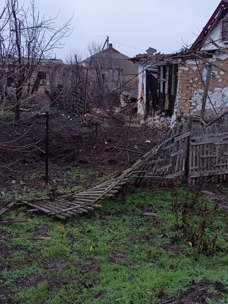Наслідки обстрілу Шляхового на Херсонщині: Постраждала 69-річна жінка 04