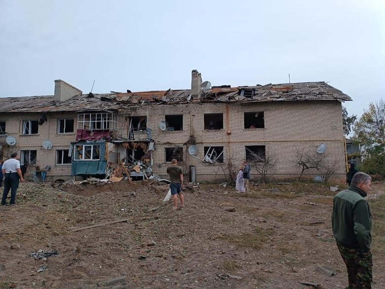 Ворог завдав ракетного удару по селу на Харківщині, двоє постраждалих 04