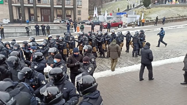 ФОПы попытались установить палатки на Майдане Незалежности: между митингующими и правоохранителями произошли стычки 52