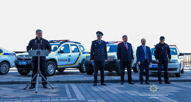 Порошенко передав Нацполіції сучасні катери та автомобілі 03