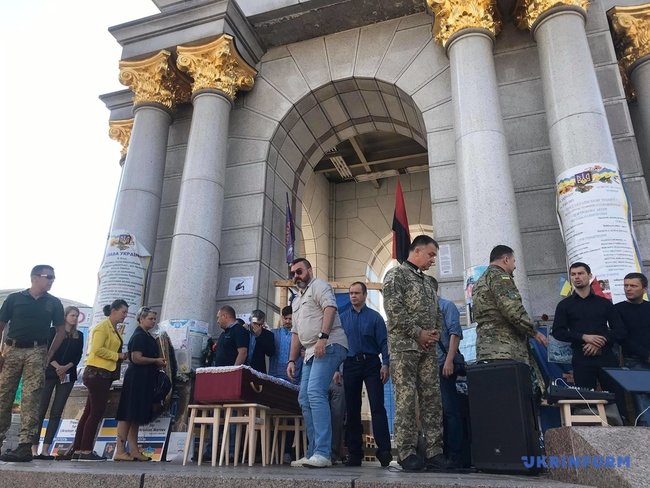 На Майдане попрощались с волонтером Мариной Шеремет 03