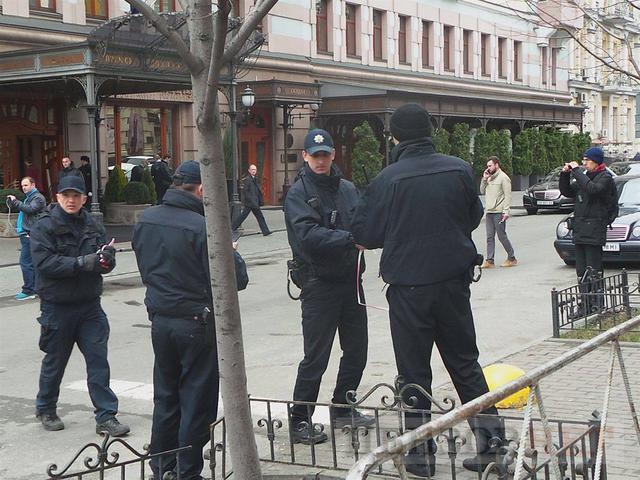 Experts complete examination of Voronenkov murder scene 05 Experts complete examination of Voronenkov murder scene 05