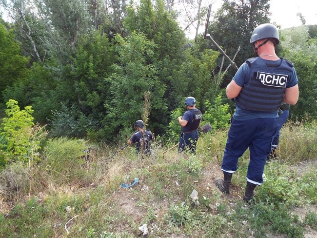 Біля зруйнованого моста в Станиці Луганській почали розмінування 01