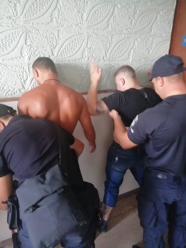 Суд у Мелітополі відправив під домашній арешт без браслета підозрюваних у вбивстві відпочивальника в Кирилівці 03