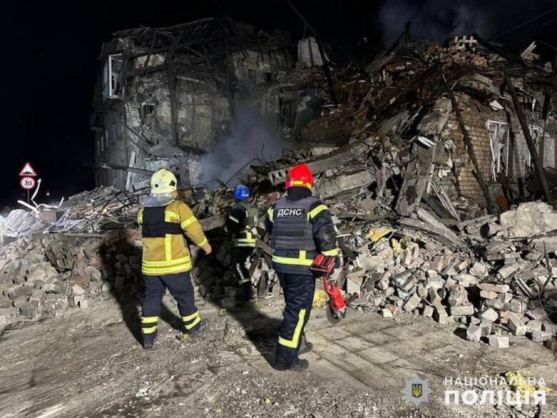 Рашисти вдарили ракетами С-300 по Донеччині, парамедики поліції врятували немовля 01