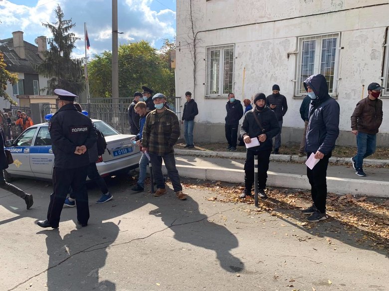 В Симферополе оккупанты задержали 21 крымского татарина во время суда по делу Красногвардейской группы Хизб ут-Тахрир 02