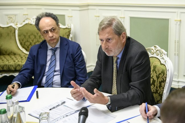 Гройсман зустрівся з комісаром ЄС Йоганнесом Ганом 03