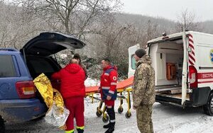 Прикордонники України та Румунії врятували закарпатця, який впав у прірву