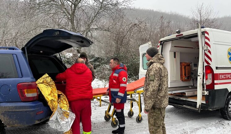 Діставали з прірви: закарпатець знепритомнів під час спроби нелегального перетину кордону, - Держприкордонслужба. ВІДЕО+ФОТОрепортаж