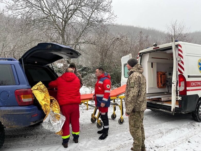 Прикордонники України та Румунії врятували закарпатця, який впав у прірву