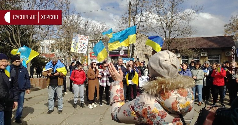Мешканці окупованого Новотроїцького вийшли на мітинг за Україну 02
