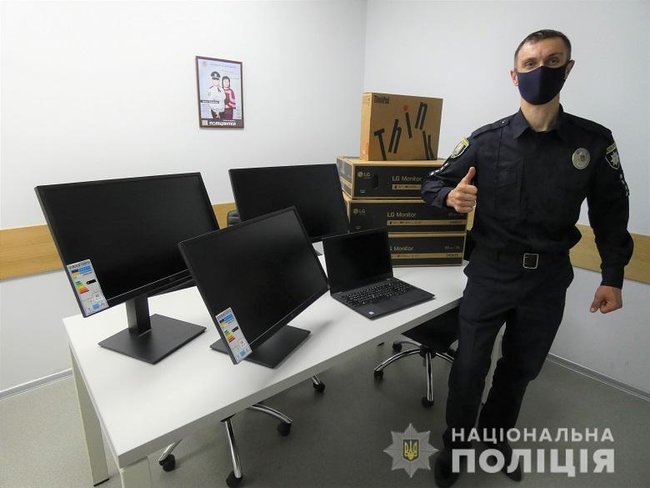 США передали Голосіївському управлінню поліції Києва автомобілі і компютерну техніку 01