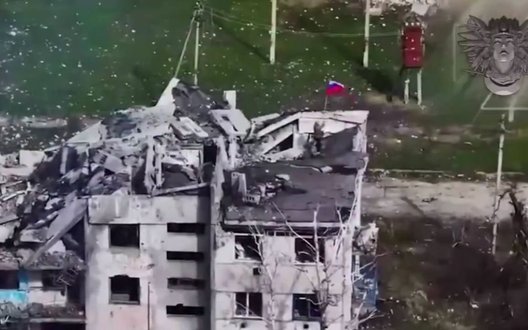 Рашист-"прапороносець" виліз на дах і одразу опинився під за